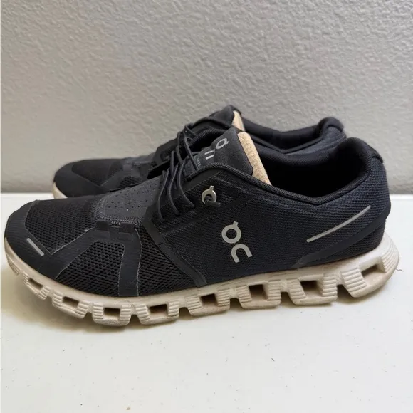 On Running Womens Size 10 Black/White 59.98904 Cloud 5 Running Shoes