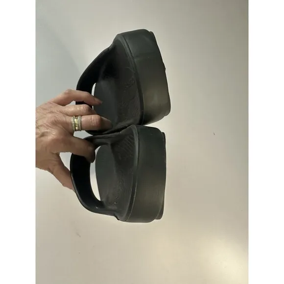 Oofos Ooahh Unisex Black Recovery Slip On Slides Lightweight Sandals M8 W10 NWOT