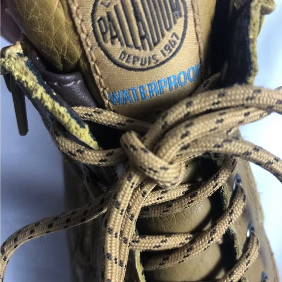 Palladium Size 9.5 PAMPA HI CUFF WATERPROOF