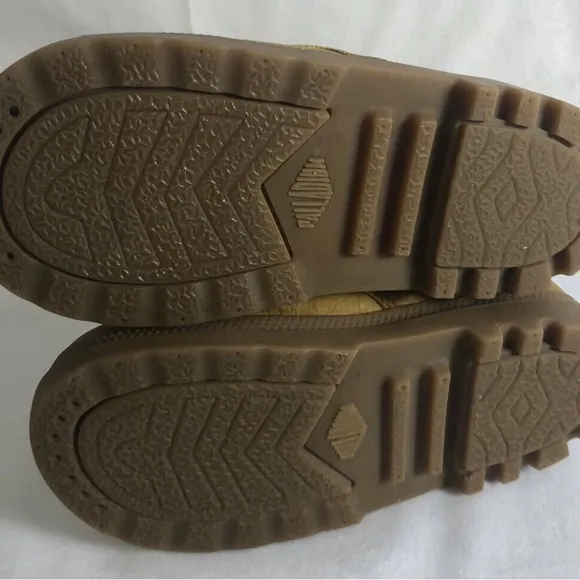 Palladium Size 9.5 PAMPA HI CUFF WATERPROOF
