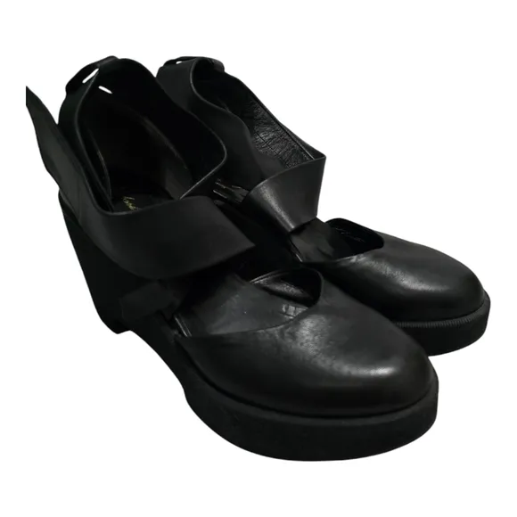 Robert Clergerie Paris Elegant Black Leather Chan Pump Shoes Womans Size 8.5