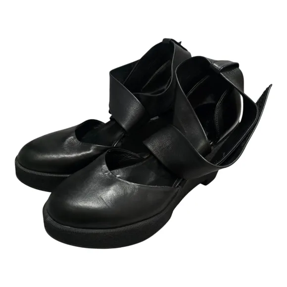 Robert Clergerie Paris Elegant Black Leather Chan Pump Shoes Womans Size 8.5