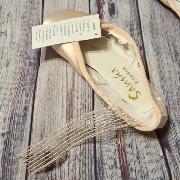 Sansha Etudes 5M Pointe Shoes, NWT