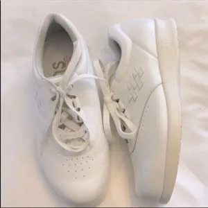 SAS WHITE LEATHER COMFORT SHOES. NEW.