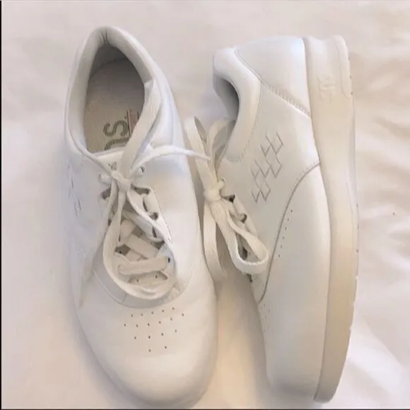 SAS WHITE LEATHER COMFORT SHOES. NEW.