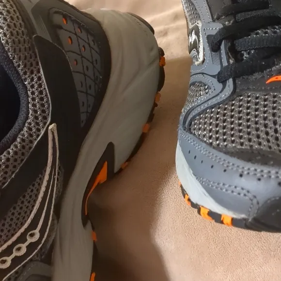 SAUCONY RUNNING SHOES