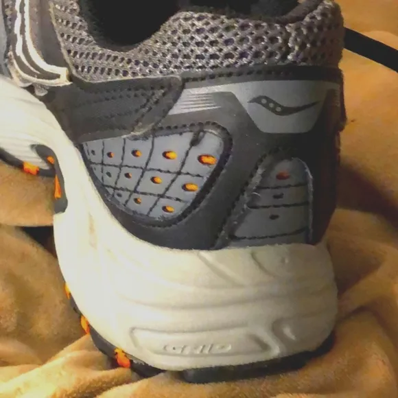 SAUCONY RUNNING SHOES