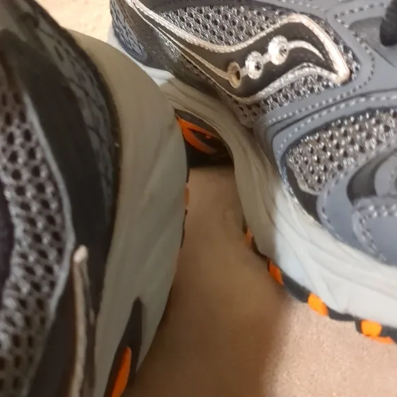 SAUCONY RUNNING SHOES