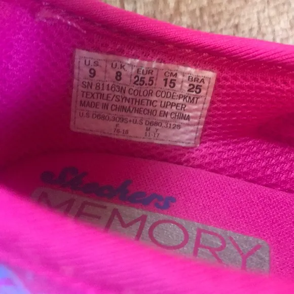 Shoe lot size 9