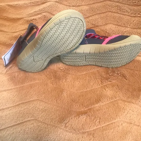 Shoe lot size 9