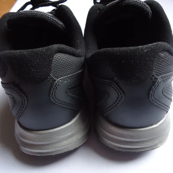 SIZE 5 Y. NIKE Dual Fusion Run 3 Flash athletic sneakers shoes.