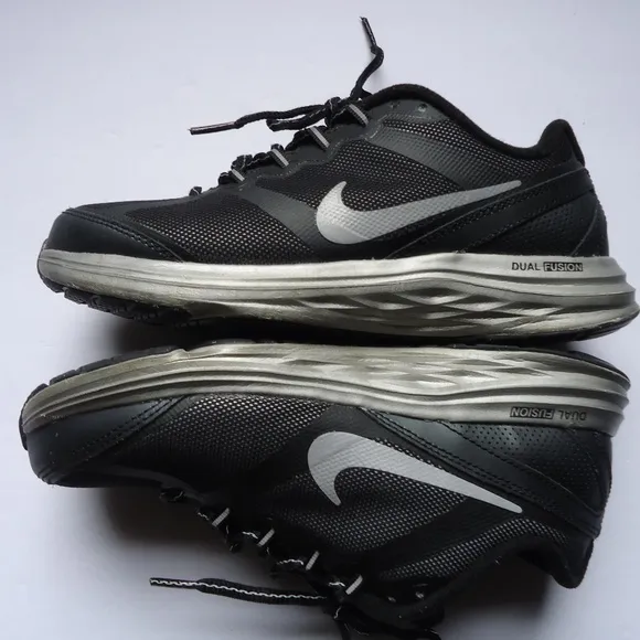 SIZE 5 Y. NIKE Dual Fusion Run 3 Flash athletic sneakers shoes.