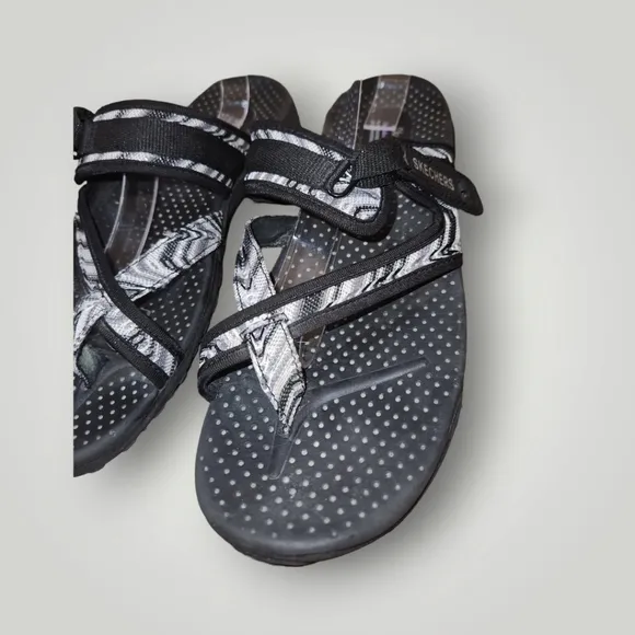 Skechers Women's Black and White Slip On Sz 10 SN40798 Outdoor Sandals