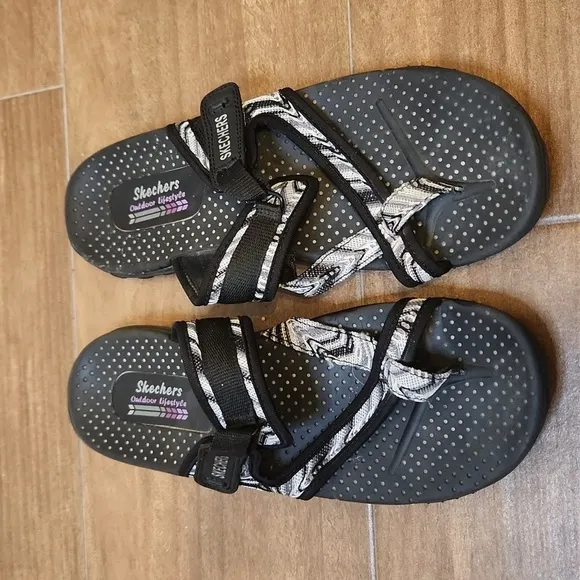 Skechers Women's Black and White Slip On Sz 10 SN40798 Outdoor Sandals