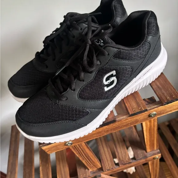Sketched Lite-Weight Black and White Athletic Shoes
