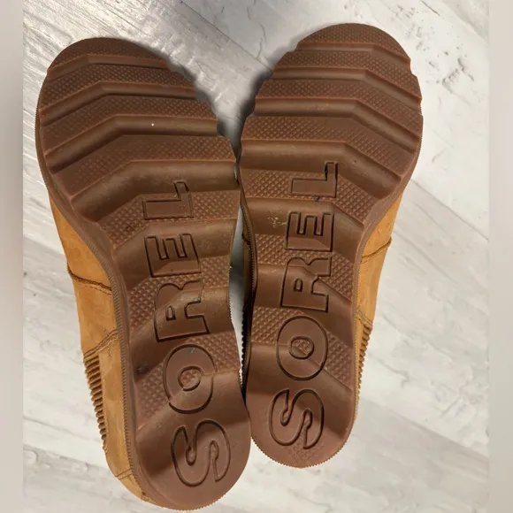 Sorel Joan of Arctic Wedge Chelsea Boot in Camel Color Size 7.5