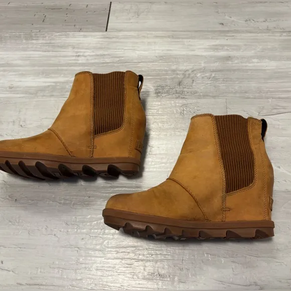 Sorel Joan of Arctic Wedge Chelsea Boot in Camel Color Size 7.5