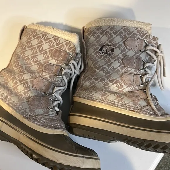 SOREL WATERPROOF Woman’s Lace Up Boots Size 6