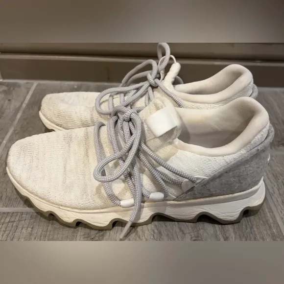 Sorrel Kinetic size 7 off white and gray shoes