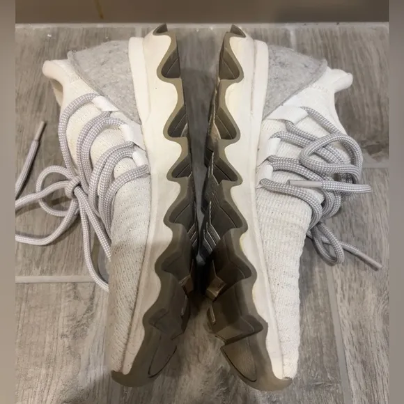 Sorrel Kinetic size 7 off white and gray shoes