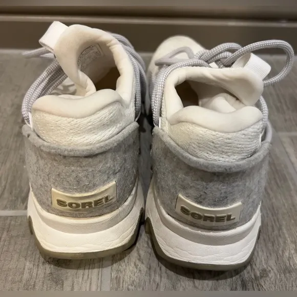 Sorrel Kinetic size 7 off white and gray shoes