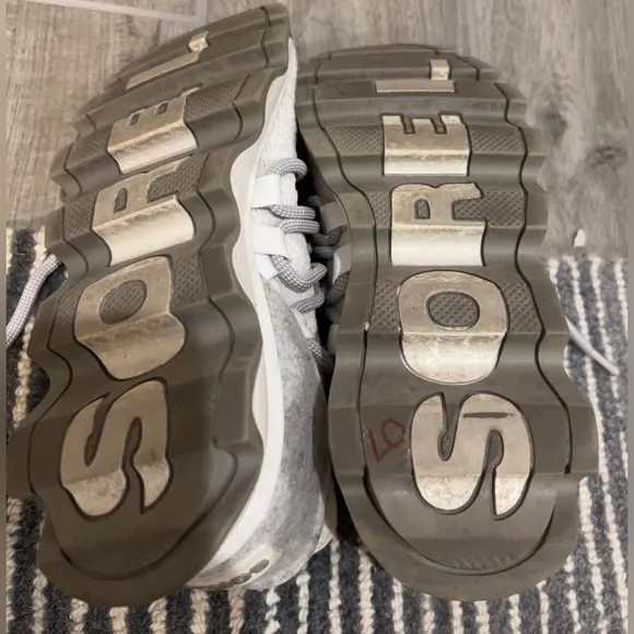 Sorrel Kinetic size 7 off white and gray shoes