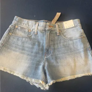 Super CUTE J.CREW denim shorts with slight fringe hem💙 zoom in for all the deets