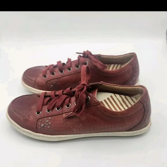 Taos Red Freedom Leather Sneakers Comfort Shoes Studded Womens Size 8