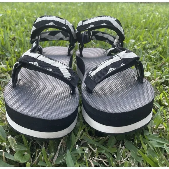 Teva Flatform Universal Sandals I’m Balance Size 7 Black And White