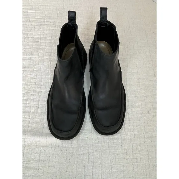 UGG Mens Sz 9.5 Black Leather Chelsea Boots Shoes Comfort Stretch 5624