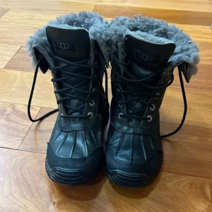 UGG Women's Boots S/N 1906 Adirondack II Leather Sheepskin Waterproof size 6