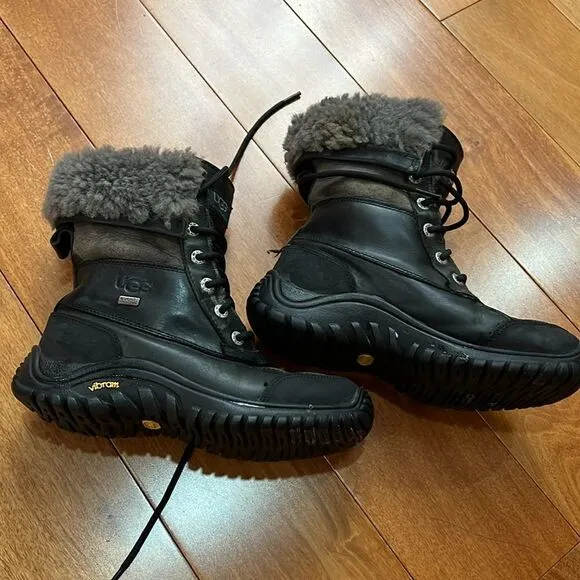 UGG Women's Boots S/N 1906 Adirondack II Leather Sheepskin Waterproof size 6