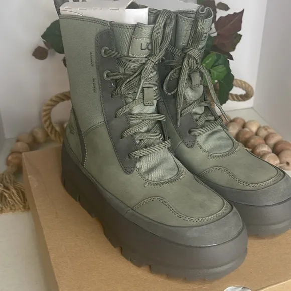 UGG Women's The Ugg Lug Boot: Color Moss Green Sz 7