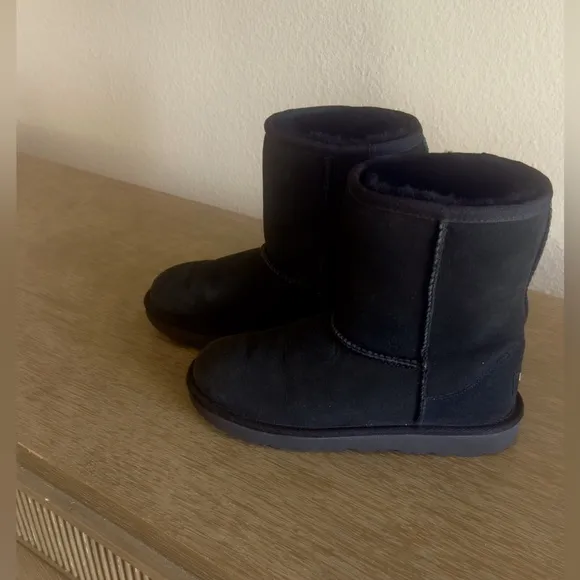 UGGS Classic Short Black Sherling, and waterproof boots. Great condition. 3