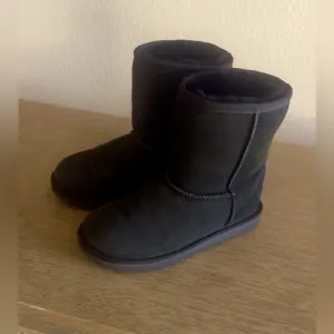 UGGS Classic Short Black Sherling, and waterproof boots. Great condition. 3