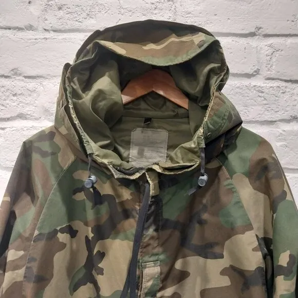 US Military Camouflage Jacket  Mens L Long GORE TEX Cold Weather Woodland Parka.
