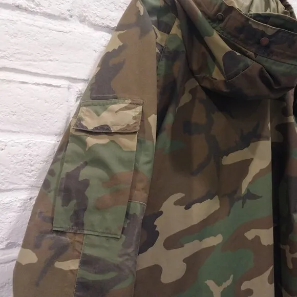 US Military Camouflage Jacket  Mens L Long GORE TEX Cold Weather Woodland Parka.