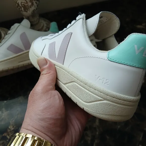 Veja V-12 Athletic/Comfort/Casual Leather Shoes Size 8 USA/39 EU for Women