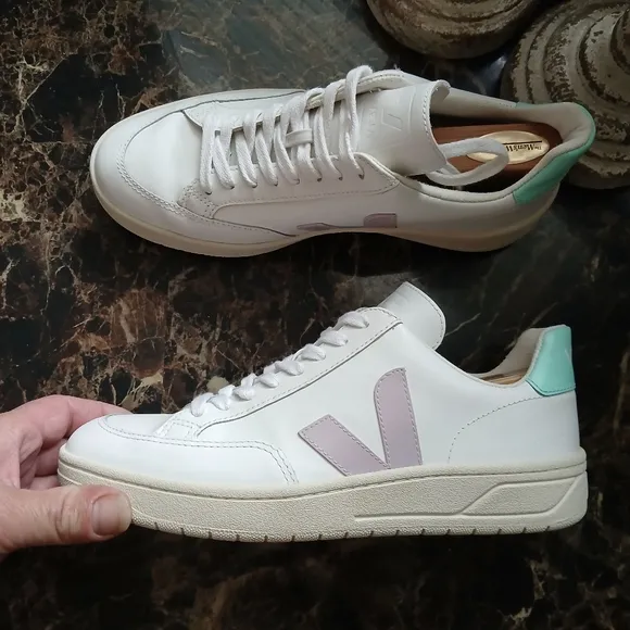 Veja V-12 Athletic/Comfort/Casual Leather Shoes Size 8 USA/39 EU for Women