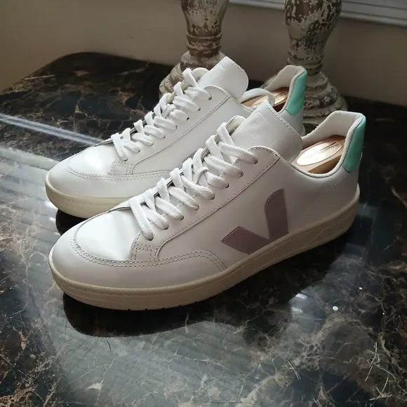 Veja V-12 Athletic/Comfort/Casual Leather Shoes Size 8 USA/39 EU for Women