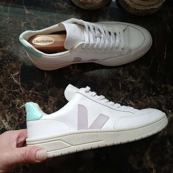 Veja V-12 Athletic/Comfort/Casual Leather Shoes Size 8 USA/39 EU for Women