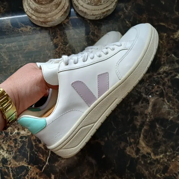 Veja V-12 Athletic/Comfort/Casual Leather Shoes Size 8 USA/39 EU for Women