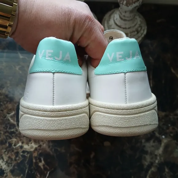 Veja V-12 Athletic/Comfort/Casual Leather Shoes Size 8 USA/39 EU for Women