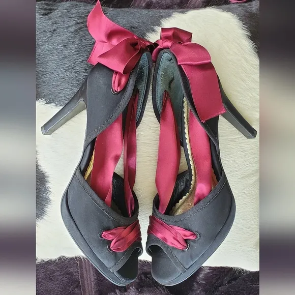 Vintage Beverly Feldman Queen B Black and Burgundy Lace Women's Heels Pumps 8