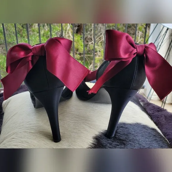 Vintage Beverly Feldman Queen B Black and Burgundy Lace Women's Heels Pumps 8