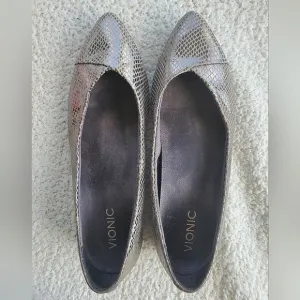 Vionic Caballo Womens Metallic Silver Gunmetal Pointed Toe Slip On Flats 9