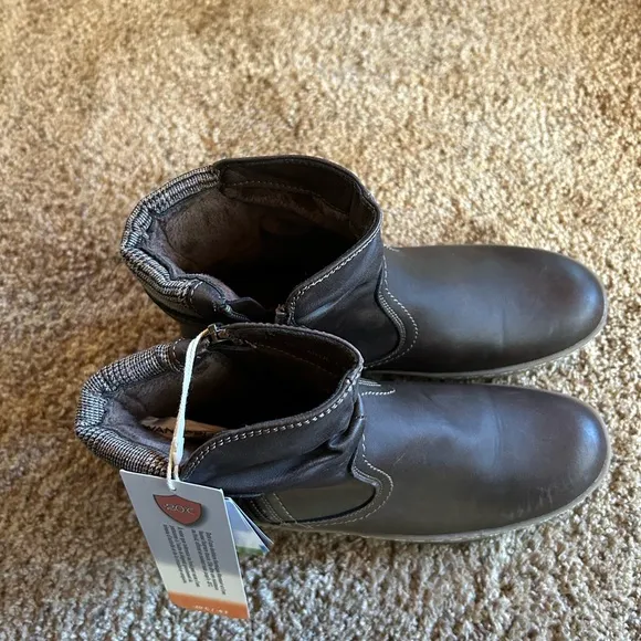 Wanderlust/NWT/  Carol Dark Brown Ankle Boots/ size 8.5