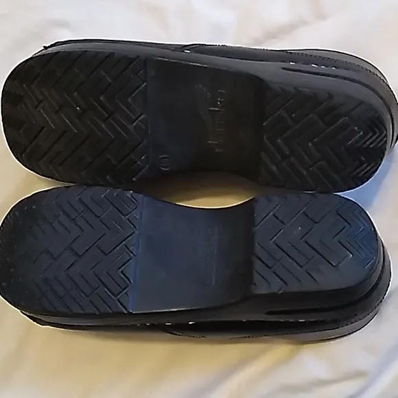 Womens Dansko black nursing shoes clogs size 40  😍 In Very good condition!!!😍